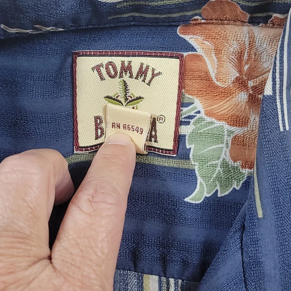 Tommy Bahama Button Up Shirt Mens Small Blue Silk Floral Hibiscus Camp Pocket